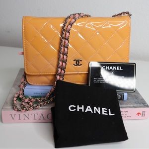 ✨RARE 💕🍑 CHANEL Peach w/ Pink interior Patent Leather WOC 🍑💕